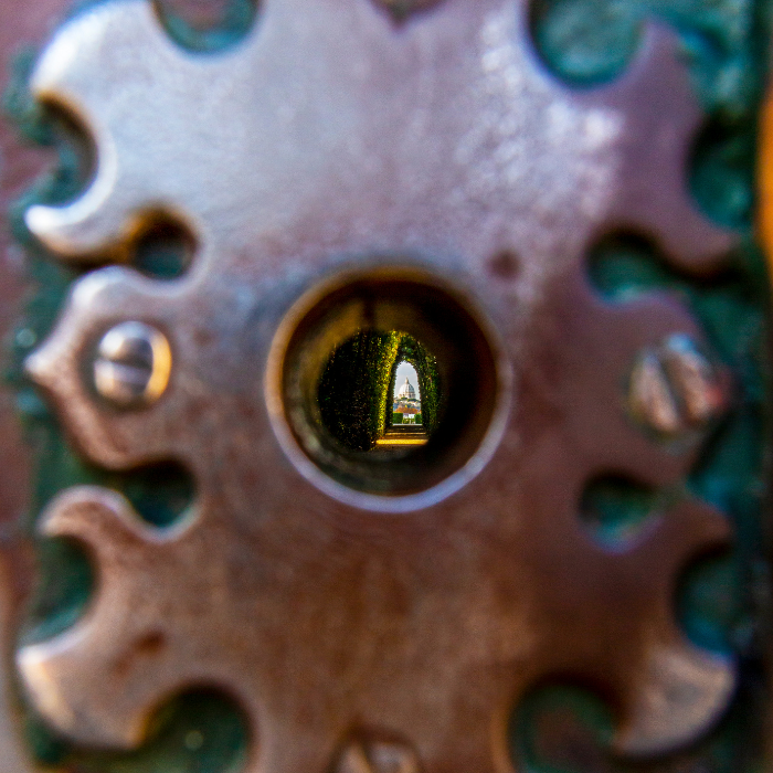 TrovaTrip a very close shot looking through the Aventine Keyhole