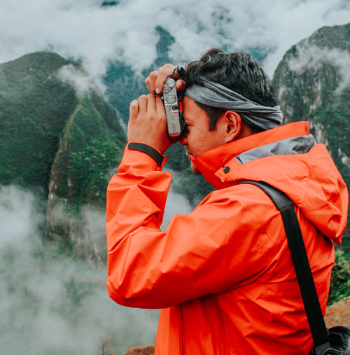 TrovaTrip Traveler in Peru taking a photograph.