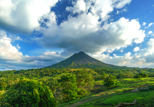 TrovaTrip view of volcano in Costa Rica.