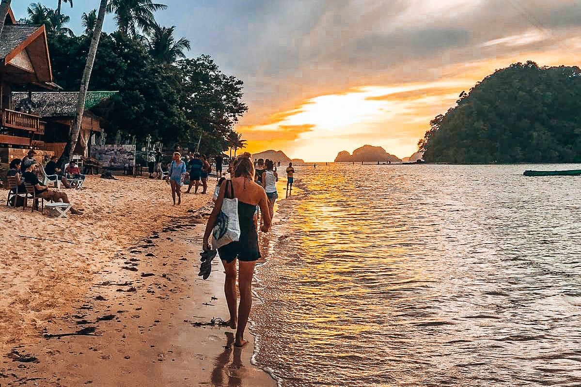 trovatrip-philippines-travelers-on-beach