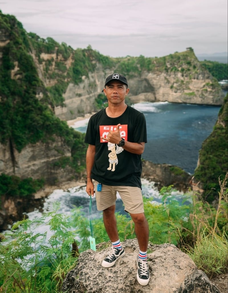 TrovaTrip Traveler at Diamond Point in Bali, photo by @andrewoptics.