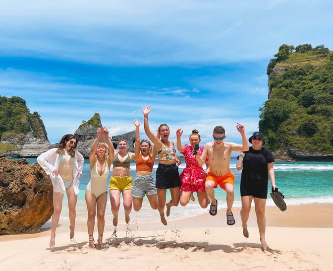 trovatrip-bali-evs_adventures-group-on-beach-1