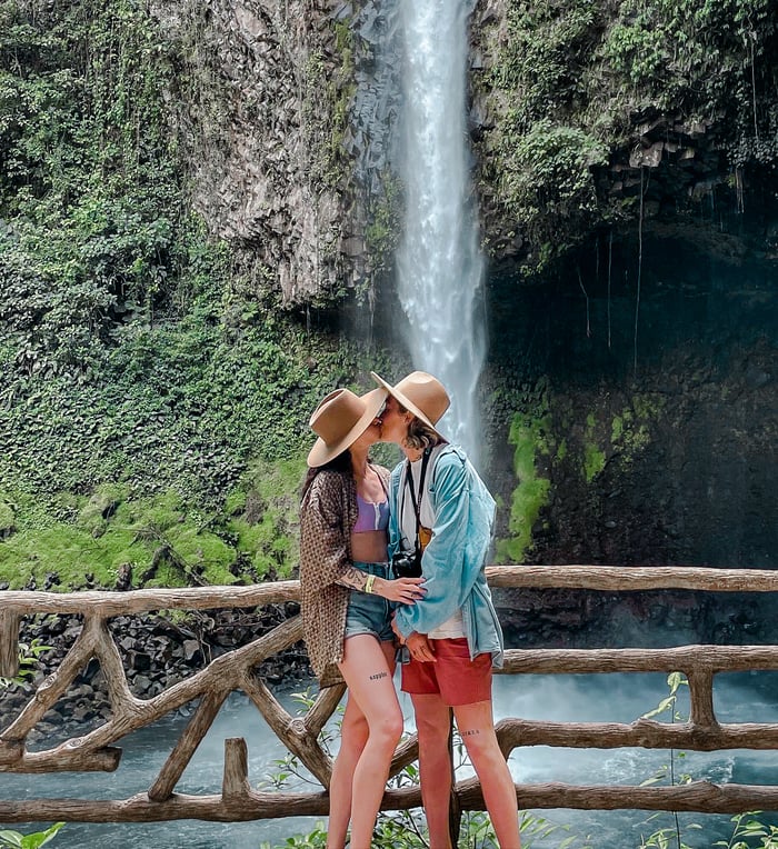 Couple kissing in Costa Rica.