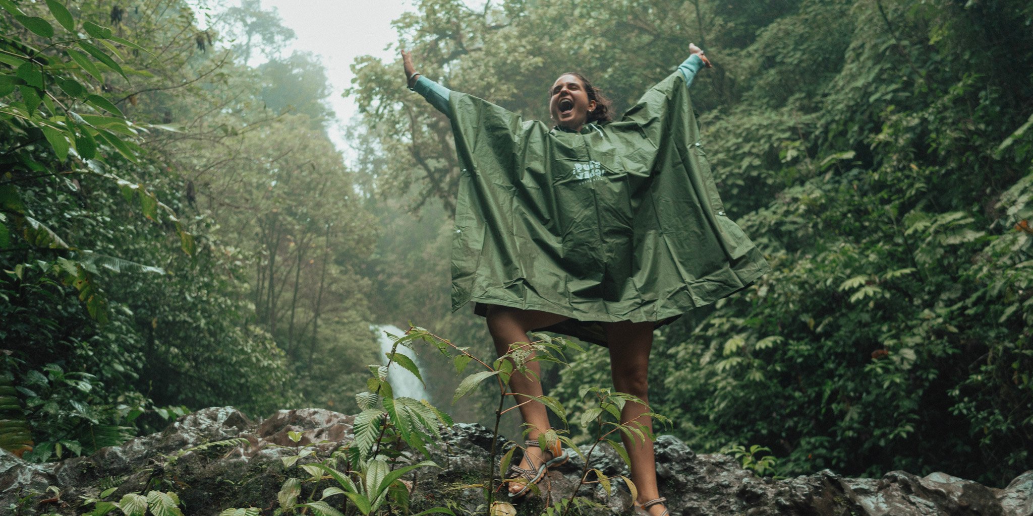 trovatrip-costa-rica-traveler-near-waterfall