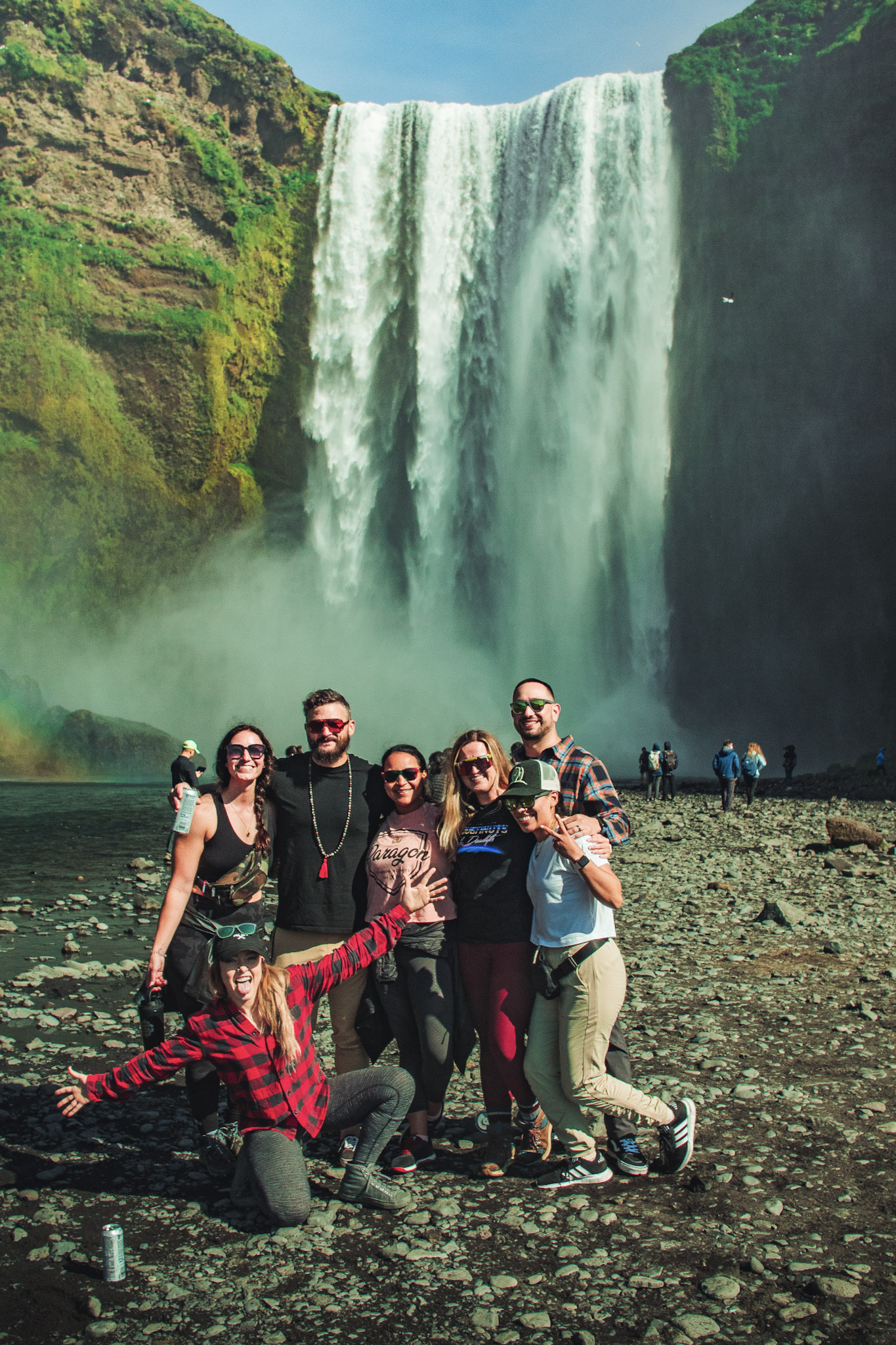 trovatrip-iceland-group-near-waterfall